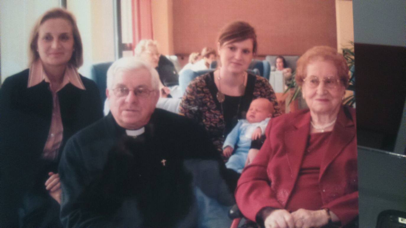 Las cinco generaciones de la familia de Manuel Villa.