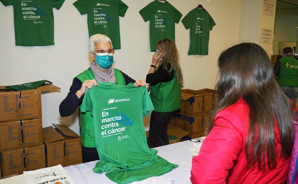 Venta de dorsales para la Marcha Contra el Cáncer de Valladolid. 