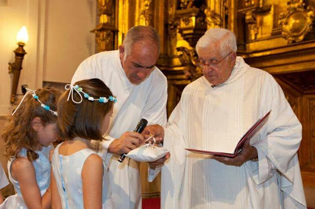 Dos bisnietas de Manuel Villa llevan los anillos al altar durante una boda de la familia.