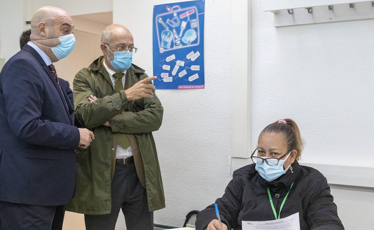 Francisco Igea junto a Juan Carlos Sánchez, gerente del ECYL Salamanca. 