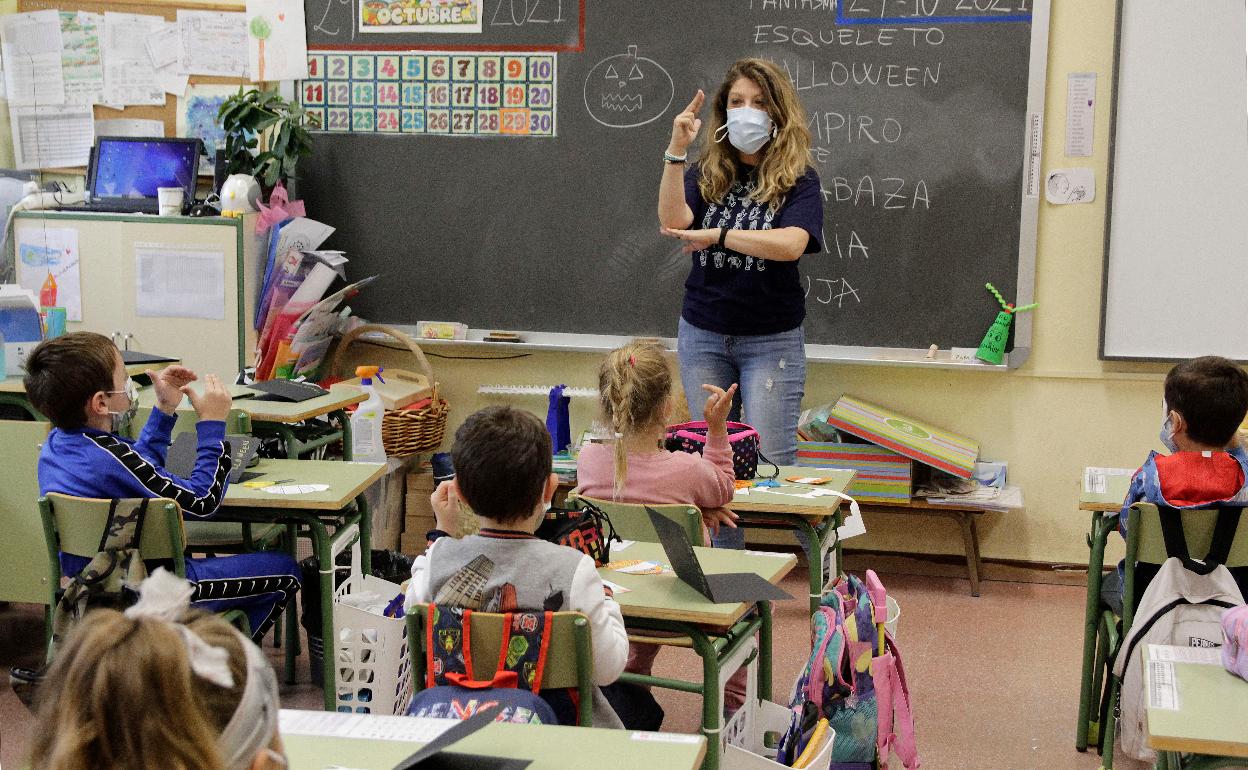 La profesora Noemí González dando una clase del proyecto 'La educación en nuestras manos' 