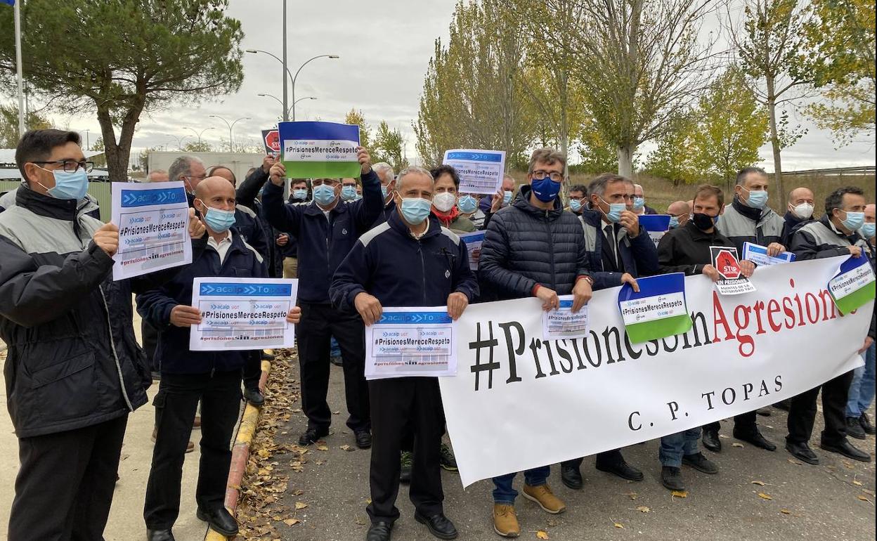 Los trabajadores de la cárcel de Topas exigen medidas legislativas para atajar las agresiones perpetradas por los reos