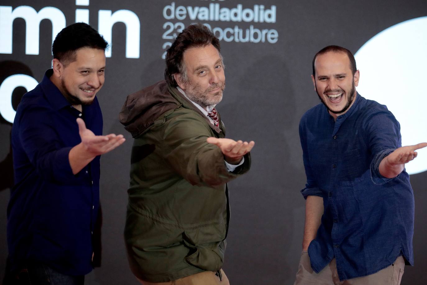 El director Mariano Llinás, en el centro.