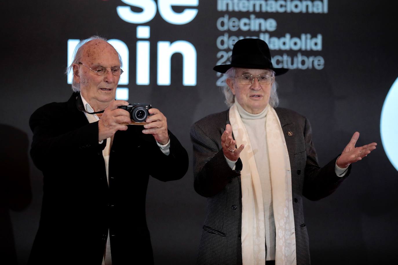 Carlos Saura, junto al director de fotografía, Vittorio Storaro.