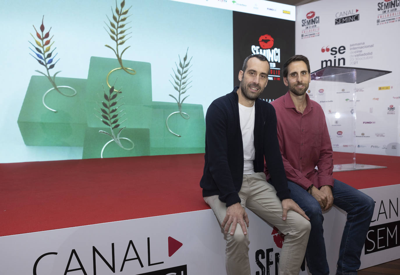 Neus Ballús, con vestido azul, felicitada por el Premio del Público de la Sección Oficial de la 66 Seminci.