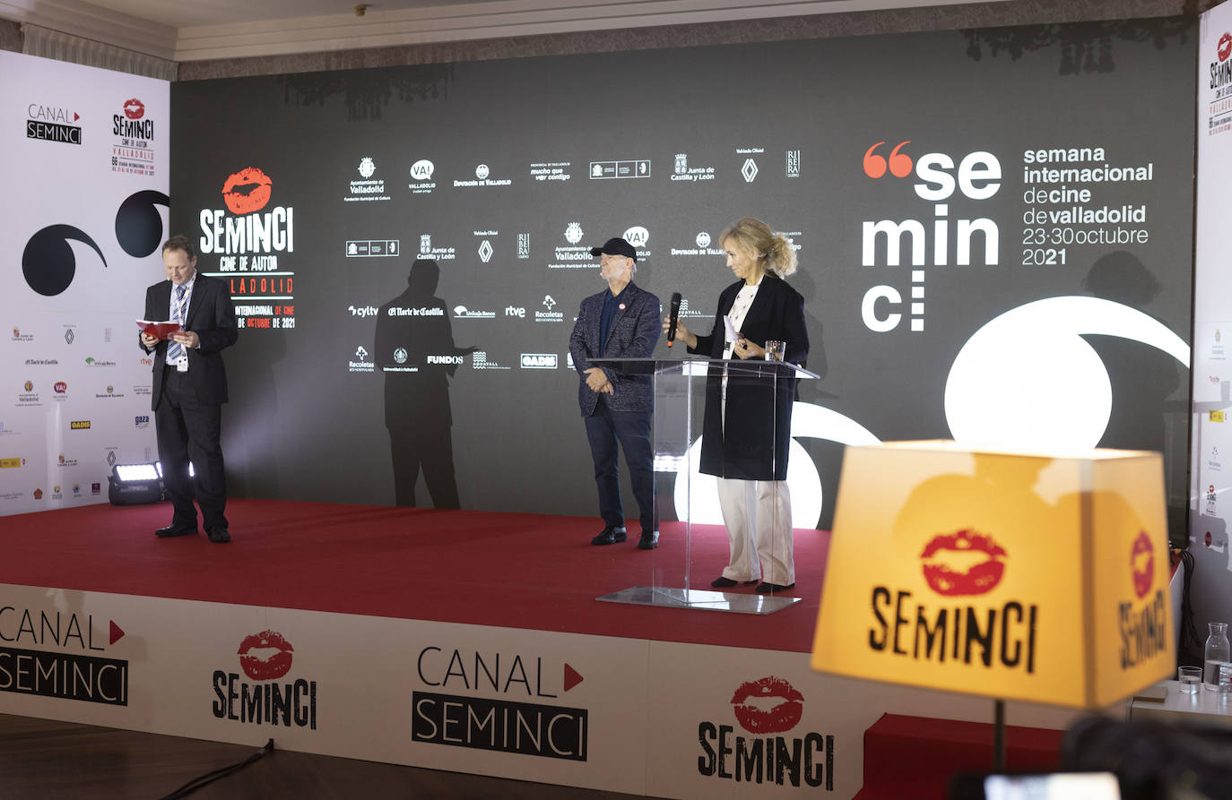 Neus Ballús, con vestido azul, felicitada por el Premio del Público de la Sección Oficial de la 66 Seminci.