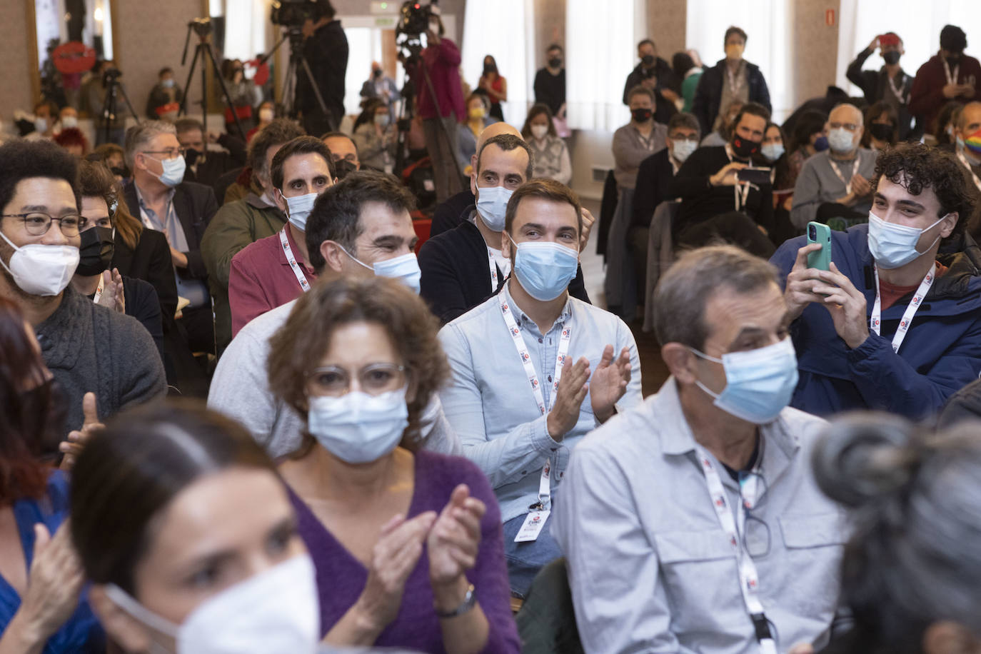 Neus Ballús, con vestido azul, felicitada por el Premio del Público de la Sección Oficial de la 66 Seminci.