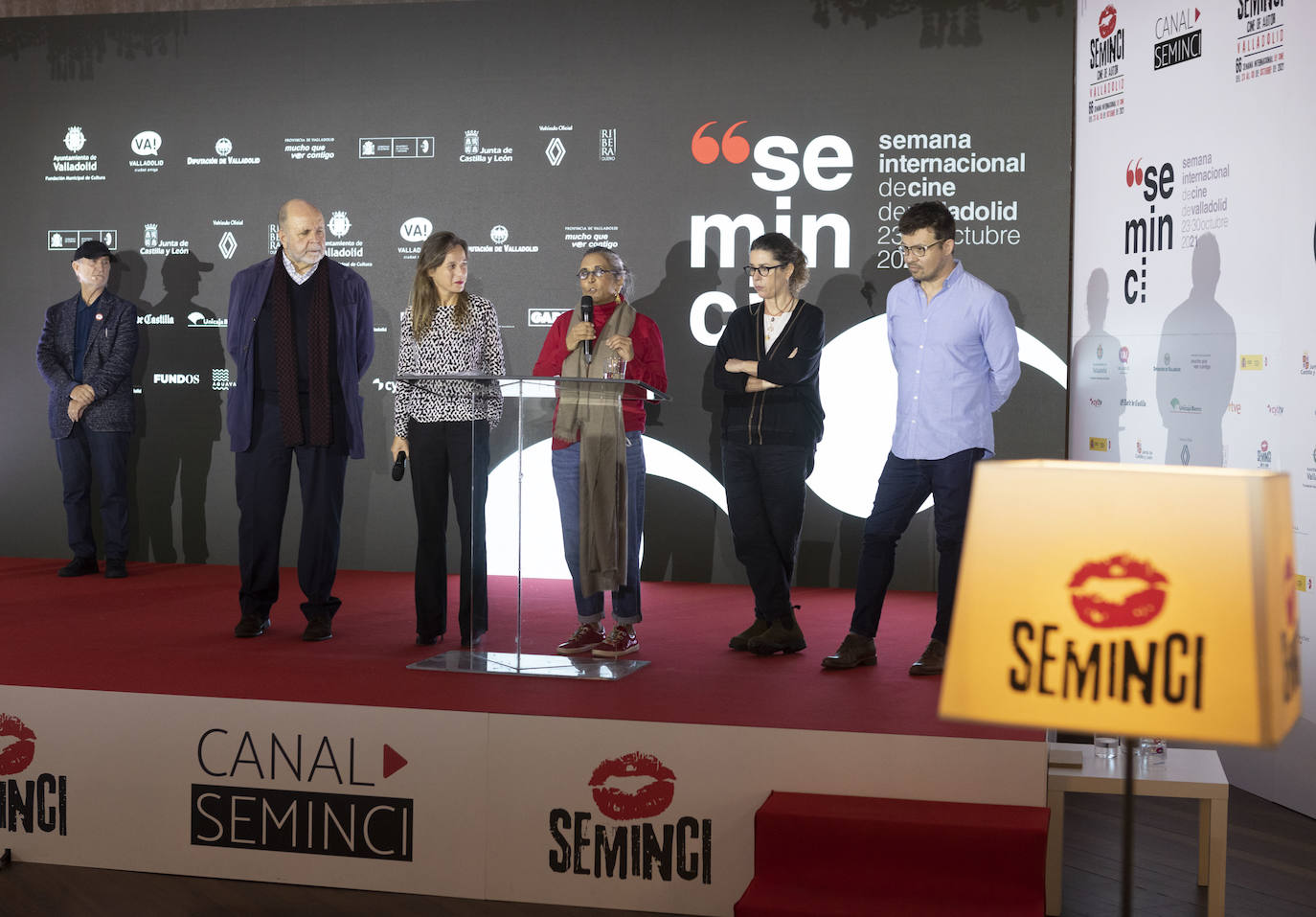 Neus Ballús, con vestido azul, felicitada por el Premio del Público de la Sección Oficial de la 66 Seminci.