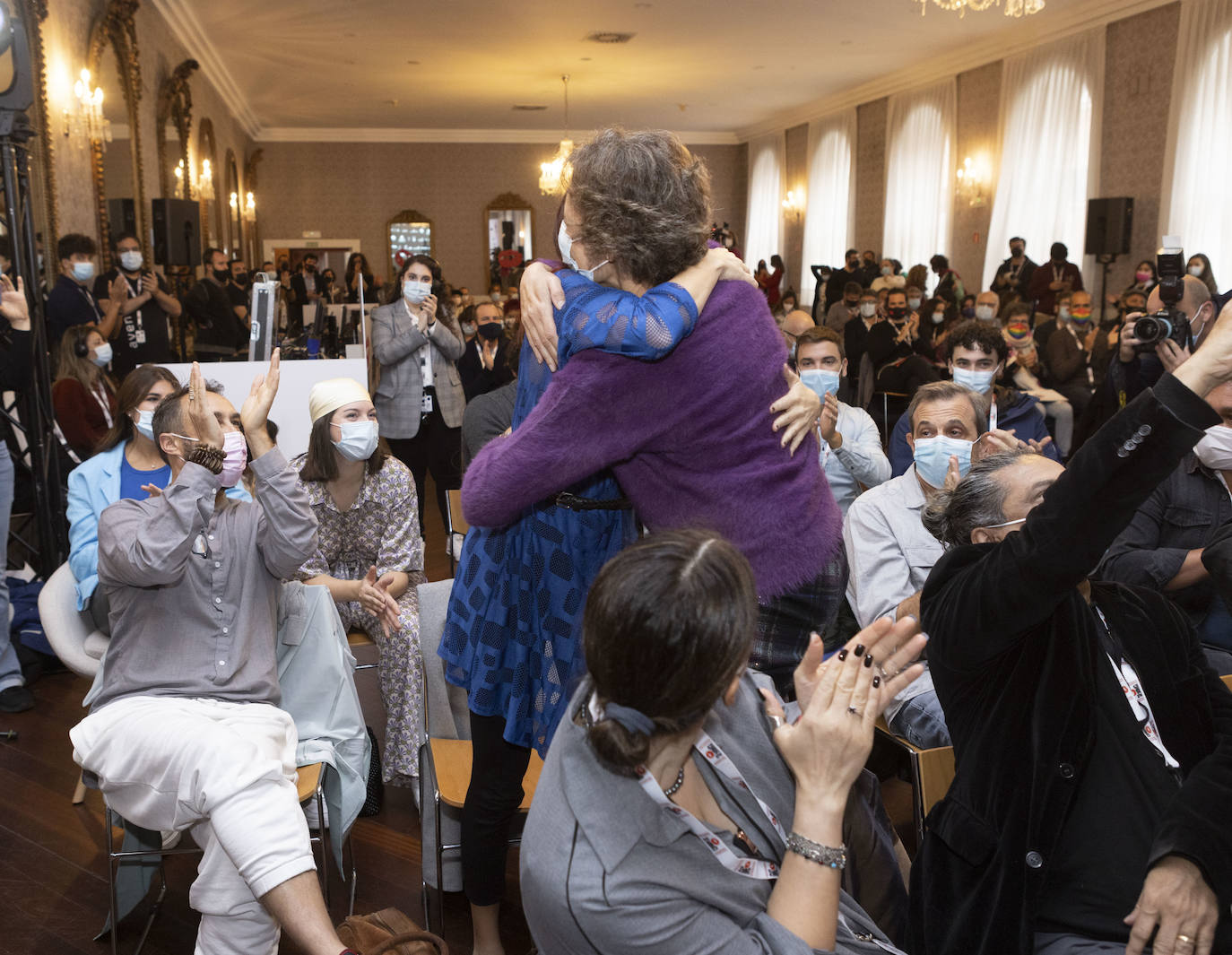 Neus Ballús, con vestido azul, felicitada por el Premio del Público de la Sección Oficial de la 66 Seminci.