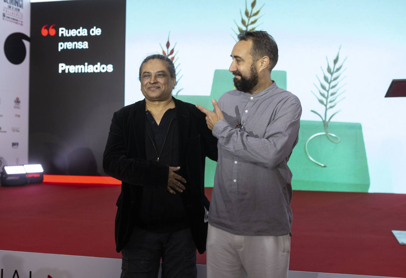 Neus Ballús, con vestido azul, felicitada por el Premio del Público de la Sección Oficial de la 66 Seminci.