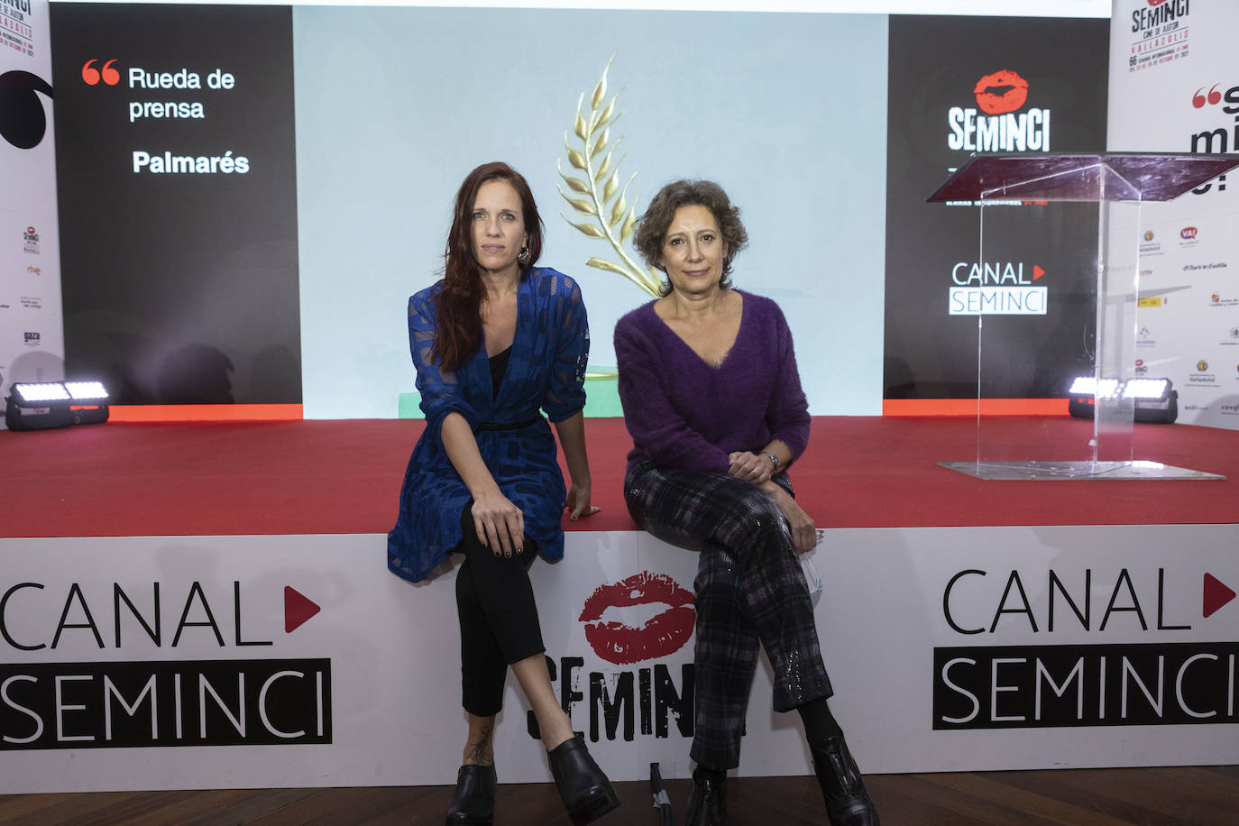 Neus Ballús, con vestido azul, felicitada por el Premio del Público de la Sección Oficial de la 66 Seminci.