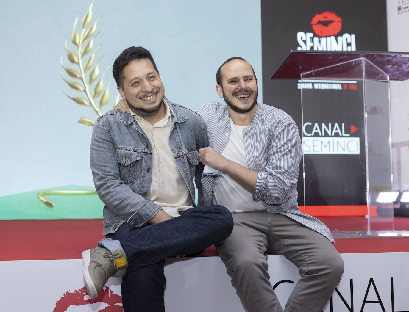 Neus Ballús, con vestido azul, felicitada por el Premio del Público de la Sección Oficial de la 66 Seminci.