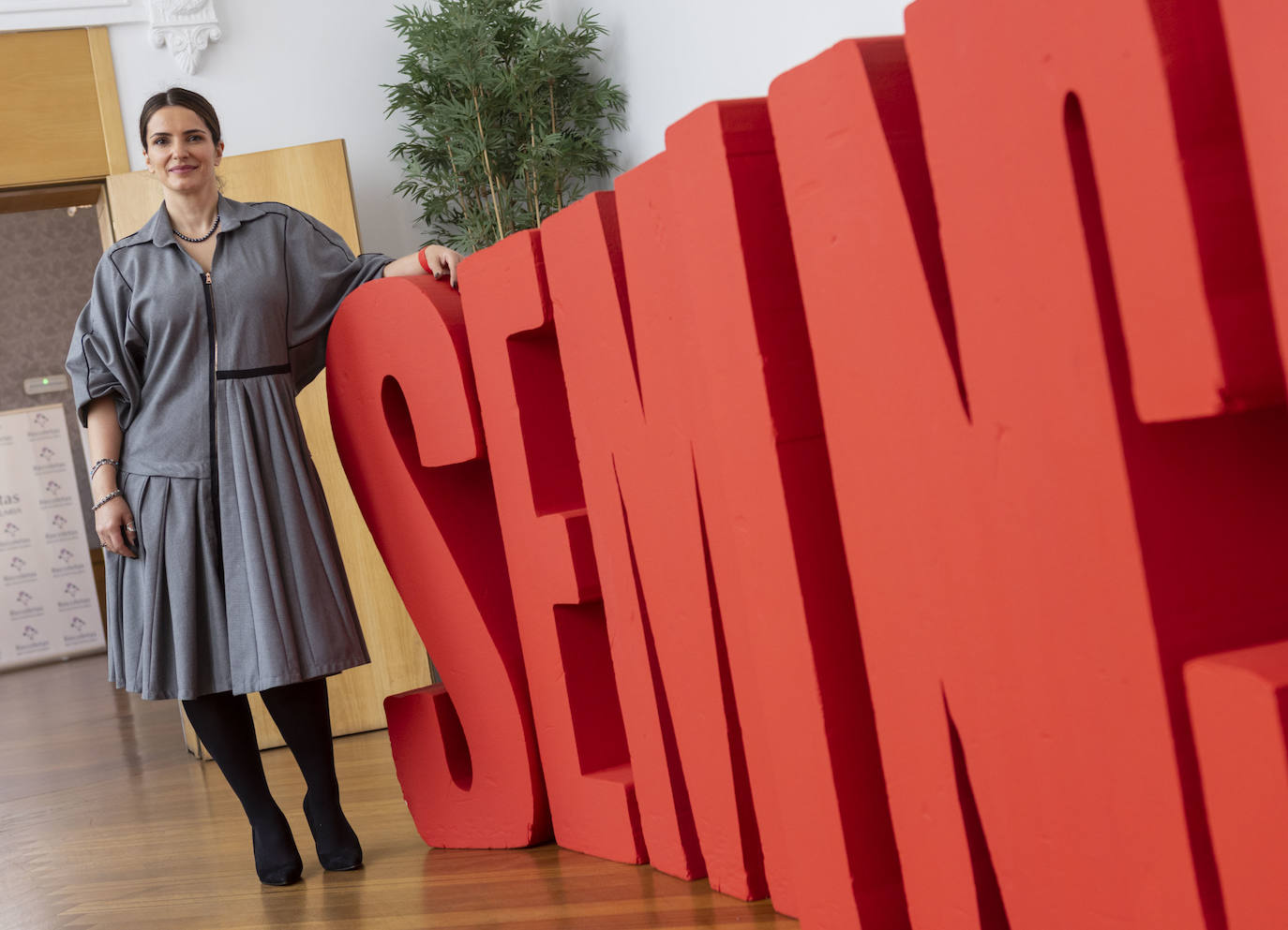 Neus Ballús, con vestido azul, felicitada por el Premio del Público de la Sección Oficial de la 66 Seminci.