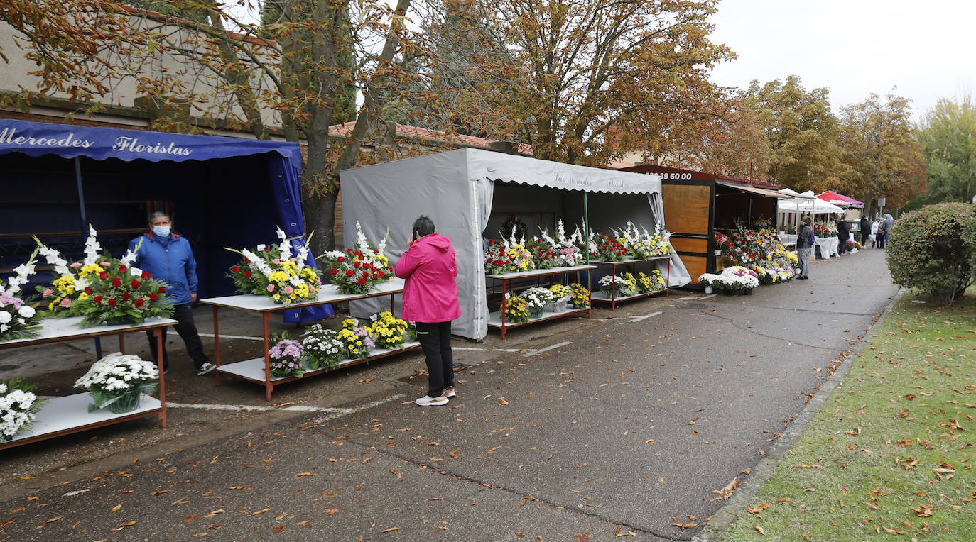 Puestos de flores junto al cementerio.