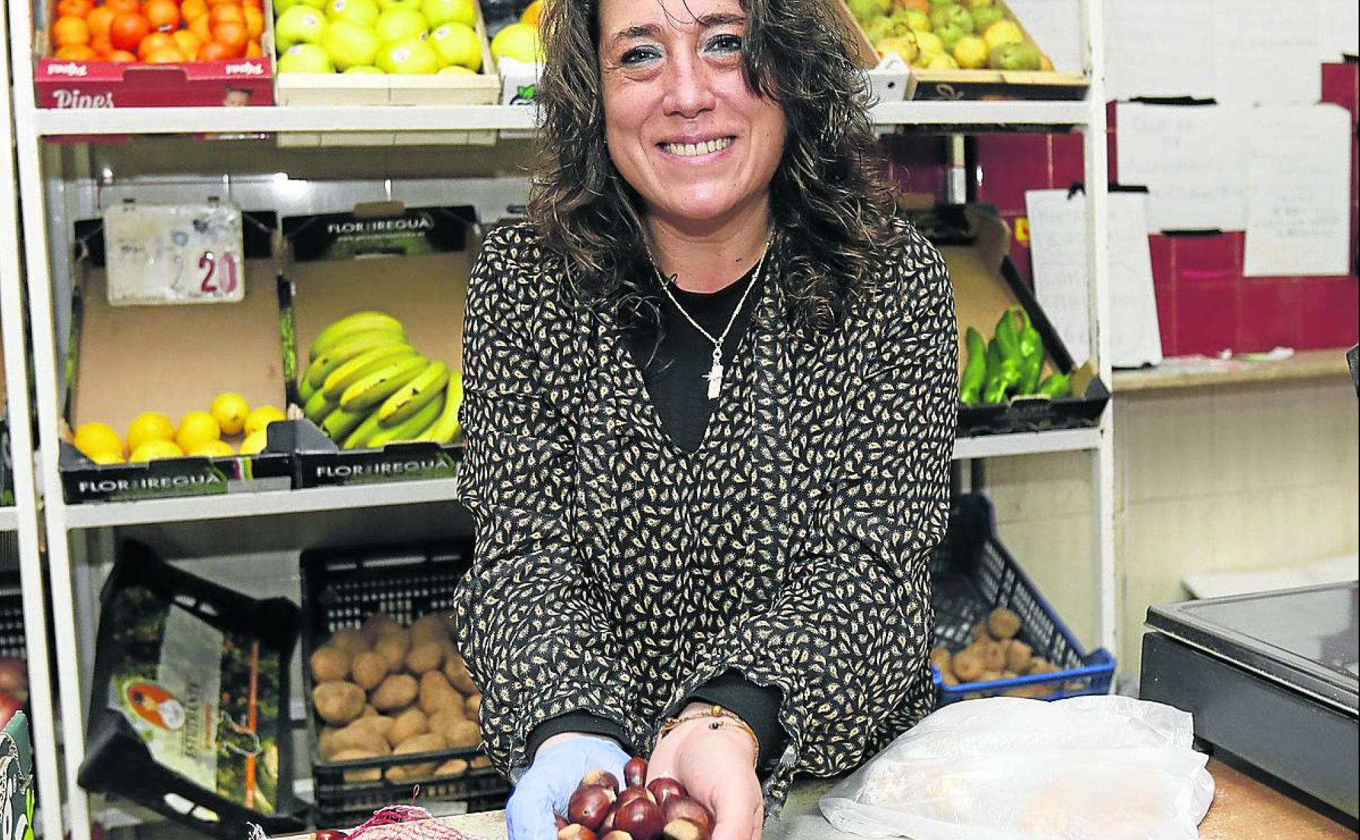 Lourdes Gutiérrez muestra las castañas, ahora en su tienda de la calle Fernando el Magno.