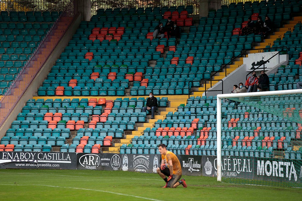 La afición del Salamanca CF UDS sigue sin poder celebrar goles en un Helmántico que acabó asistiendo a la celebración de los seguidores de la Unión Adarve 