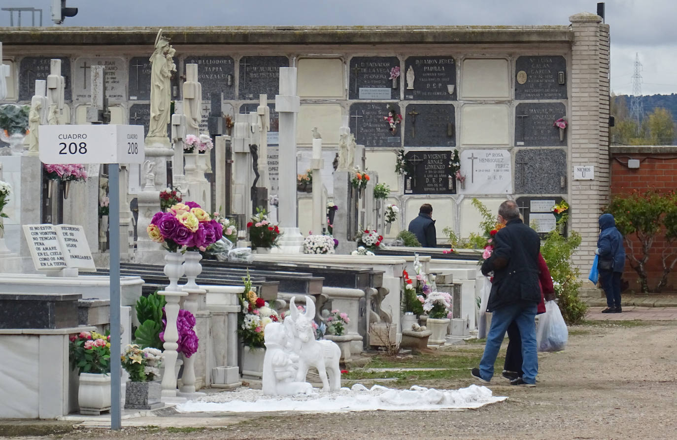 Fotos: Víspera del día de Todos los Santos en el cementerio de El Carmen de Valladolid