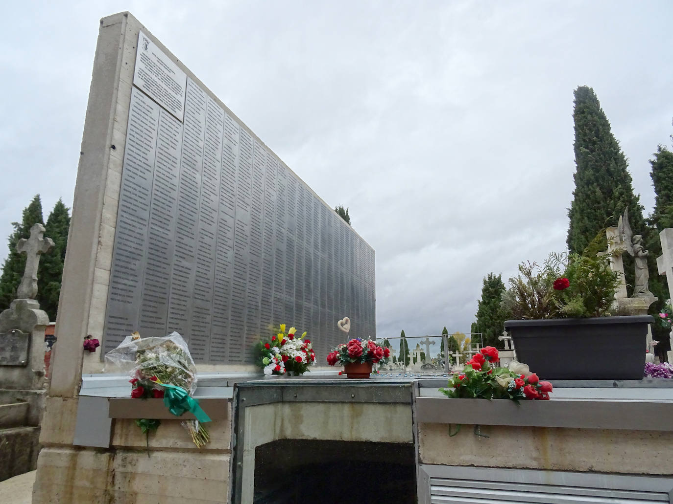 Fotos: Víspera del día de Todos los Santos en el cementerio de El Carmen de Valladolid