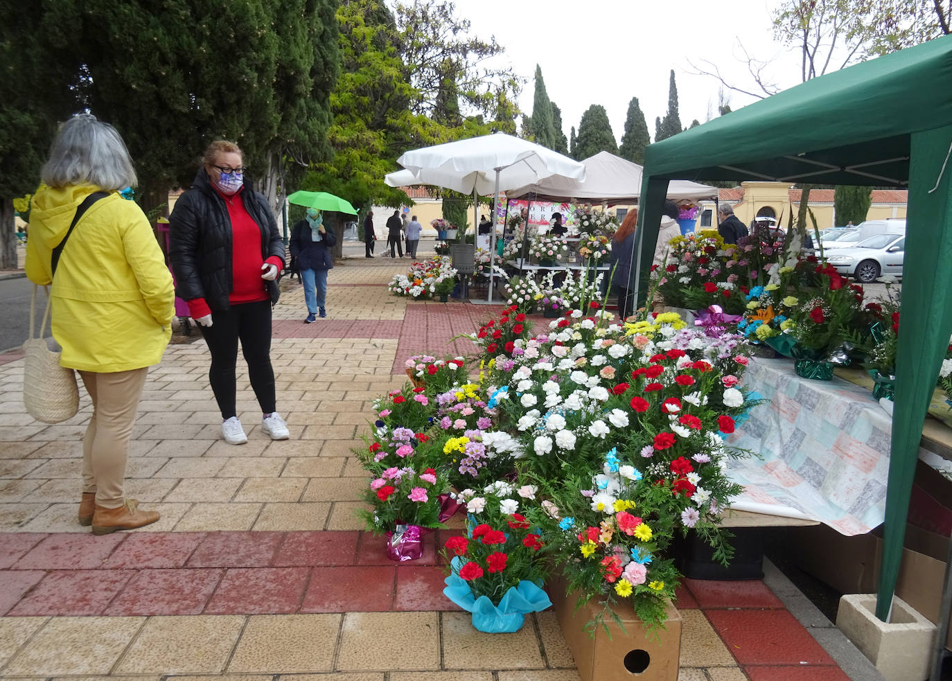 Fotos: Víspera del día de Todos los Santos en el cementerio de El Carmen de Valladolid