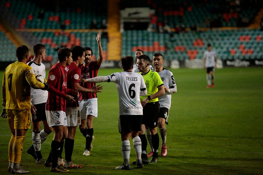 Pesadilla para el Salamanca UDS en el Helmántico ante el líder Unión Adarve (0-1)