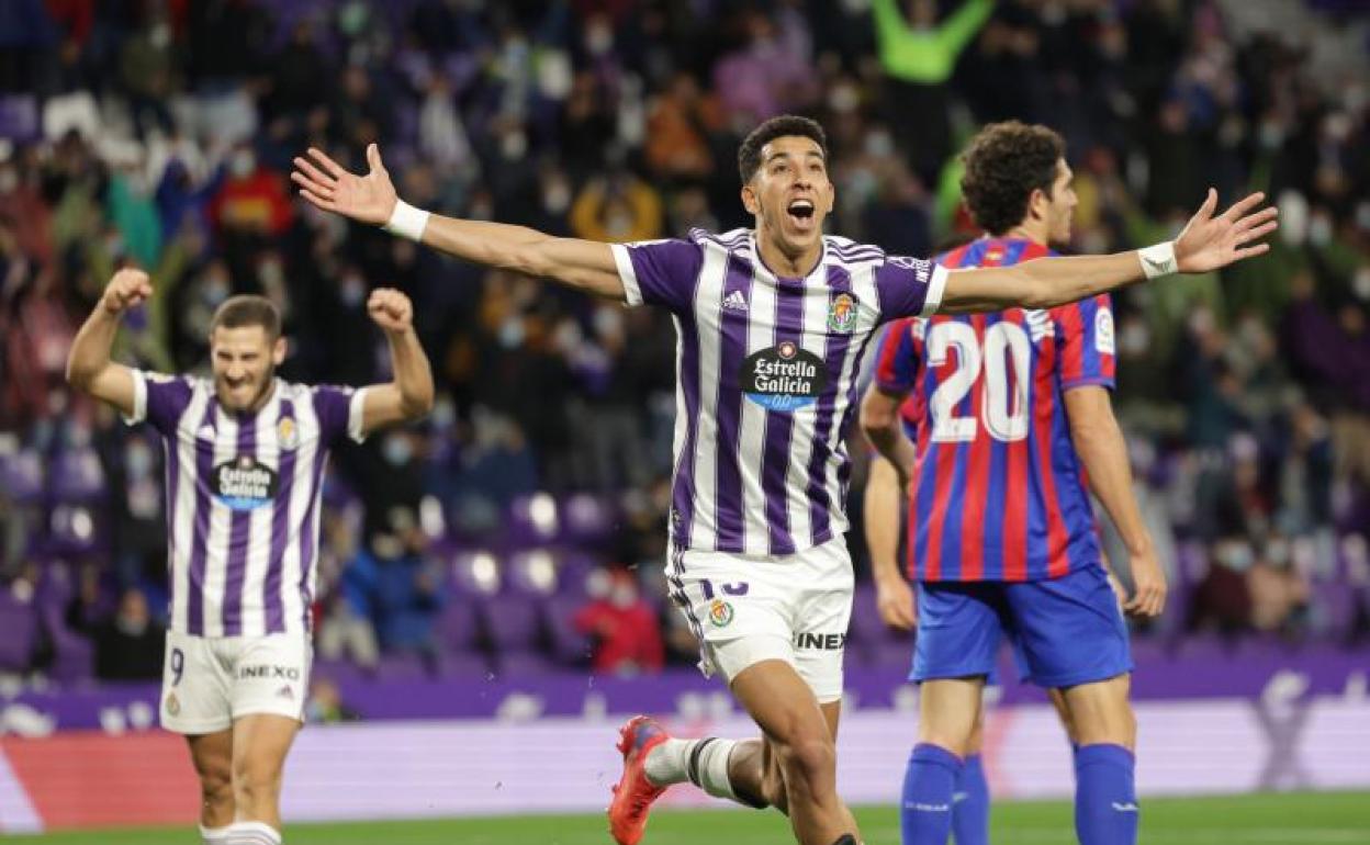 El Yamiq celebra su gol ante el Eibar con su compañero Weissman en segundo plano