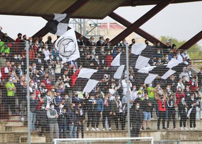 Imagen secundaria 1 - Unos 300 seguidores de Unionistas estuvieron en el partido. 