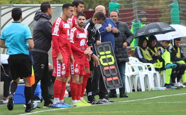 Imagen principal - Unionistas asusta pero no golpea y pasa de líder a colíder ante el DUX Inter pendiente del Comité (0-0)