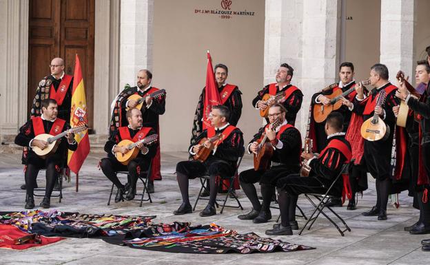 Integrantes de la tuna de Derecho, durante la grabación en el Palacio de Santa Cruz.