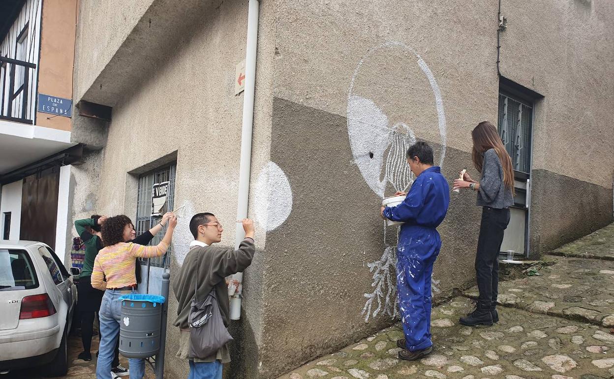 Varias personas participaron en la realización de un mural.