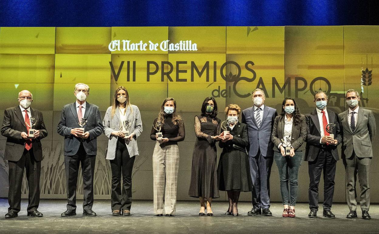 Foto de familia de los galardonados en la pasada edición de los Premios de El Campo.