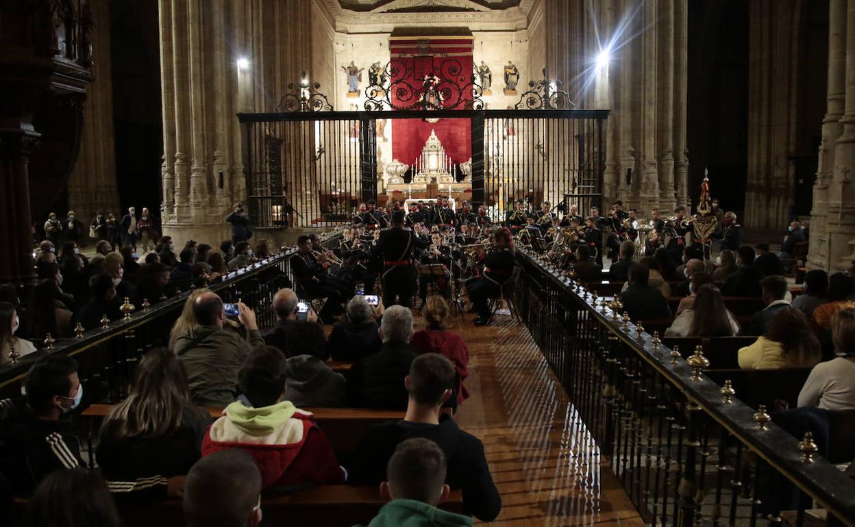 La AM Crsito Yacente realizó su concierto en el centro de la Catedral Nueva