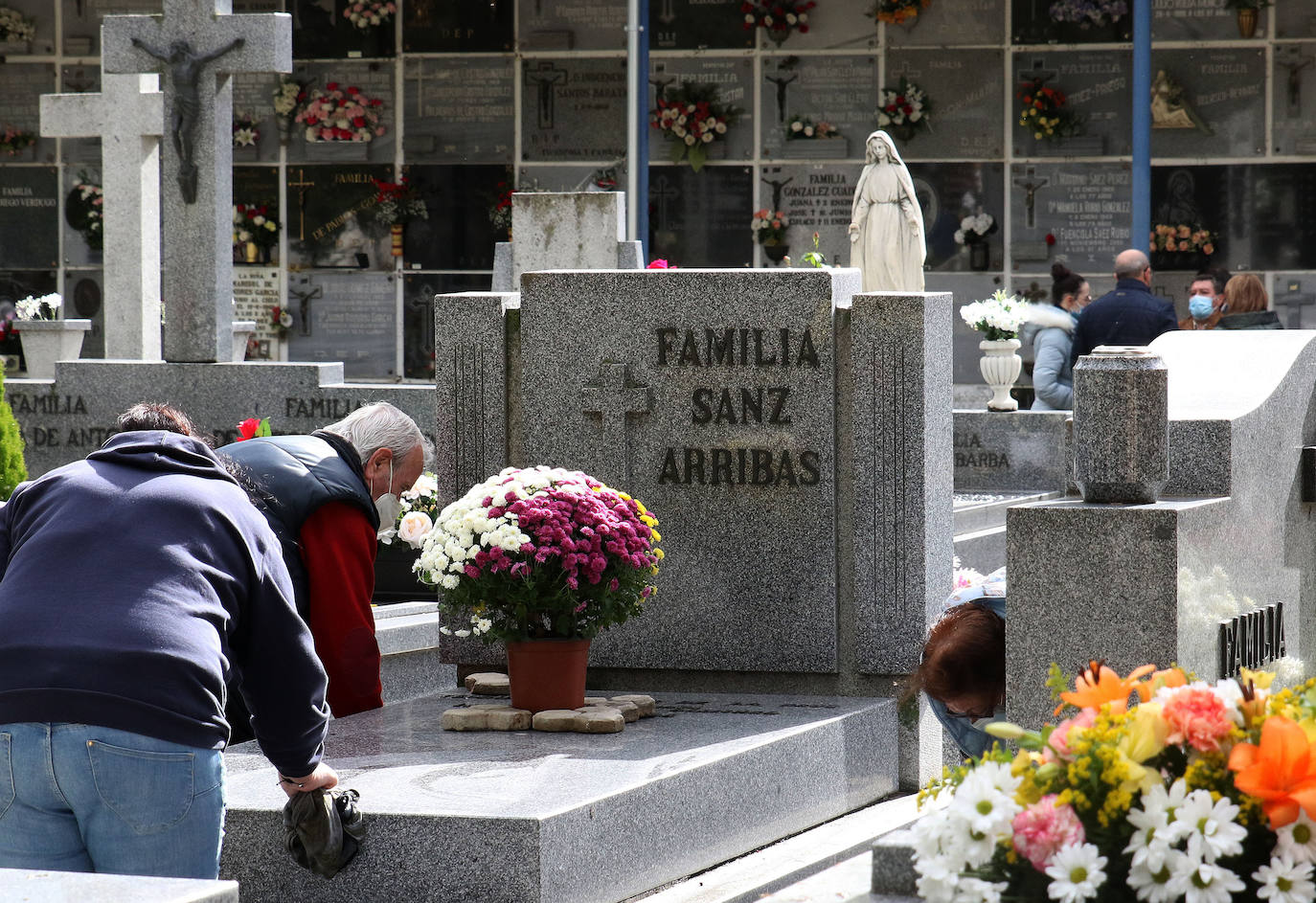 Día de Todos los Santos en el cementerio de Segovia.