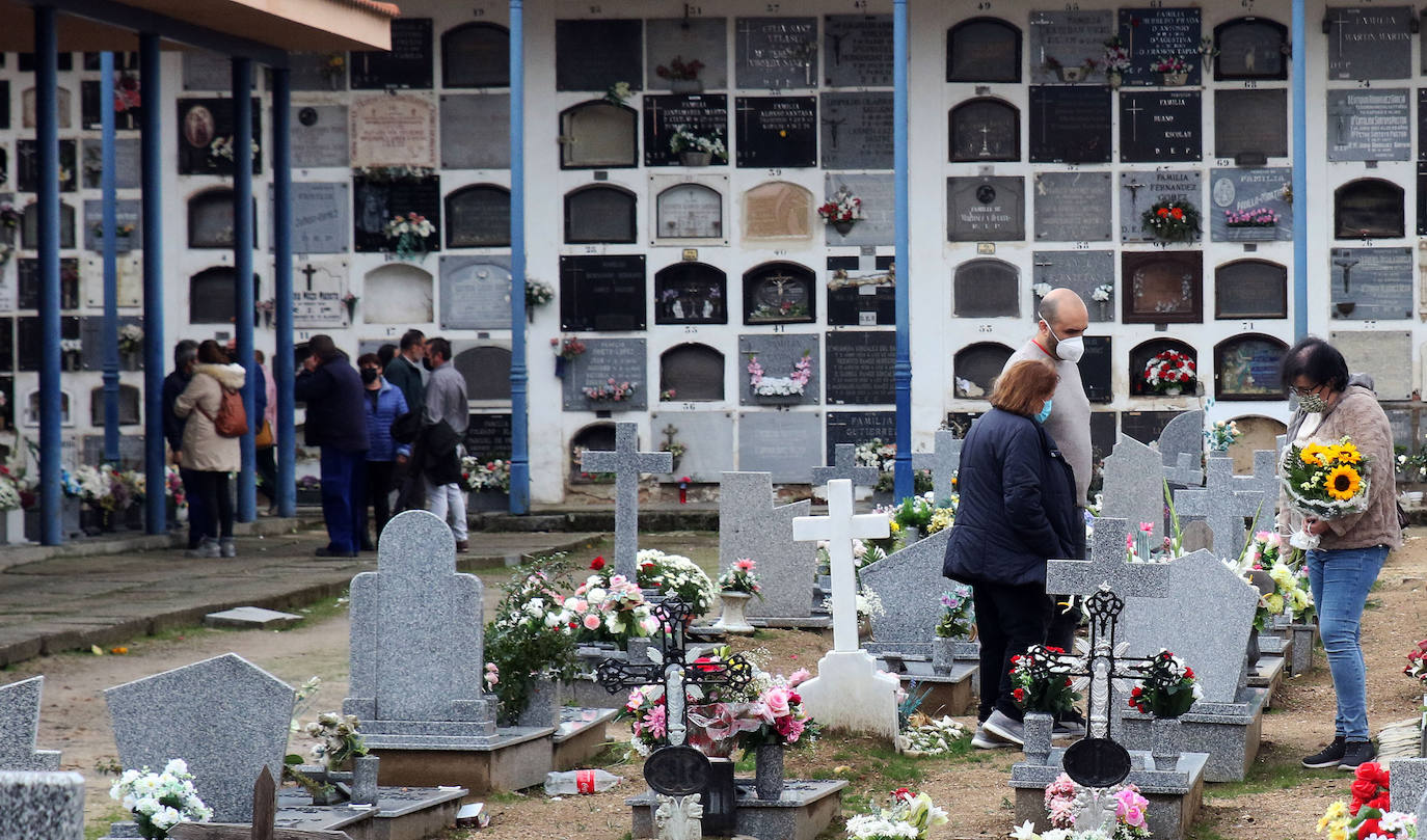 Día de Todos los Santos en el cementerio de Segovia.