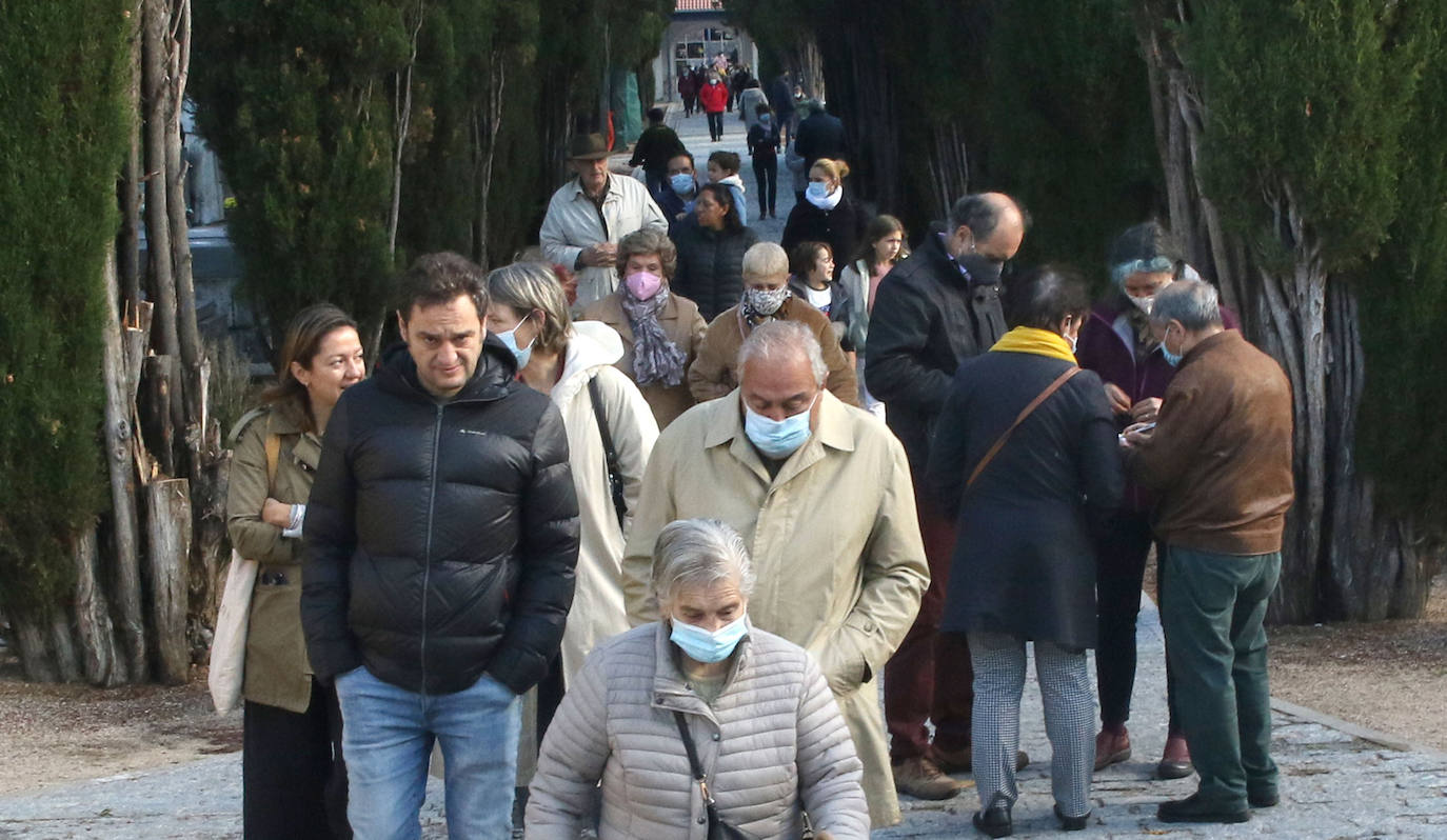 Día de Todos los Santos en el cementerio de Segovia.