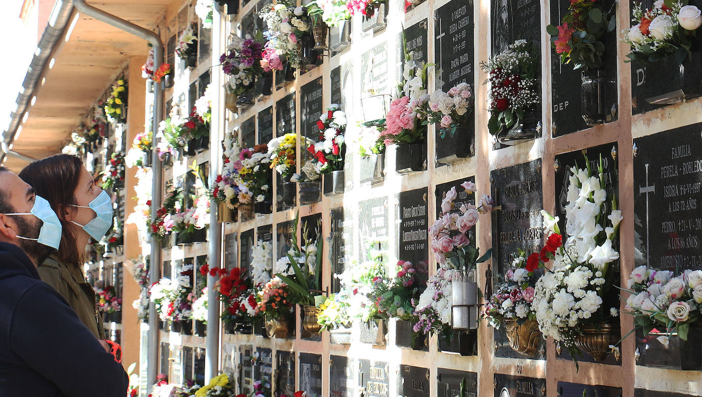 Día de Todos los Santos en el cementerio de Segovia.