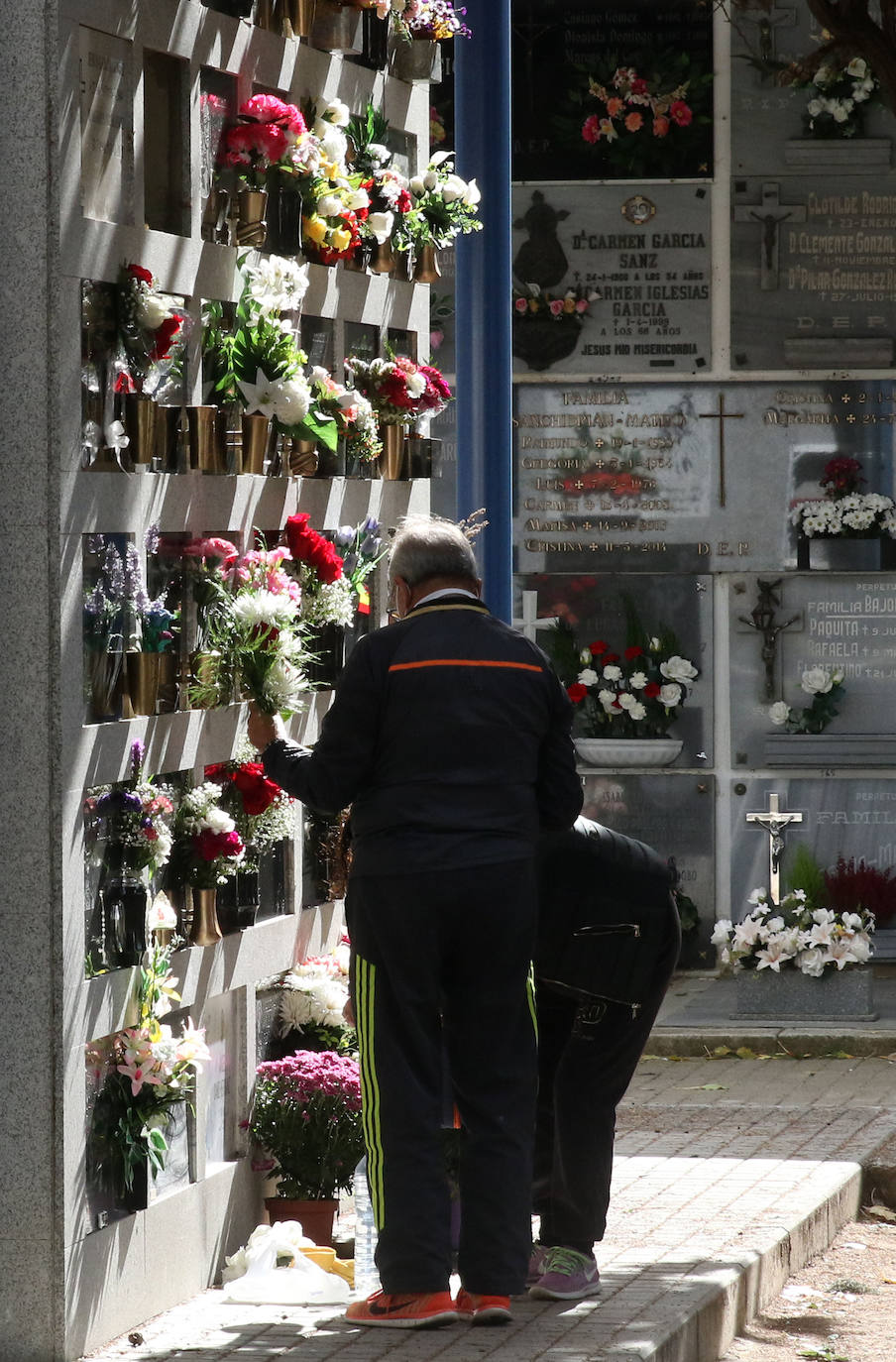 Día de Todos los Santos en el cementerio de Segovia.