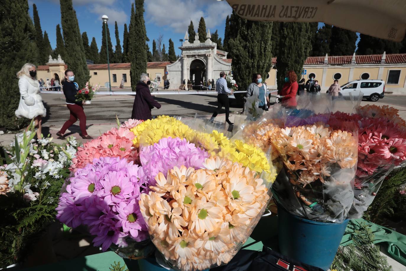 Día de Todos los Santos en el Cementerio del Carmen de Valladolid.