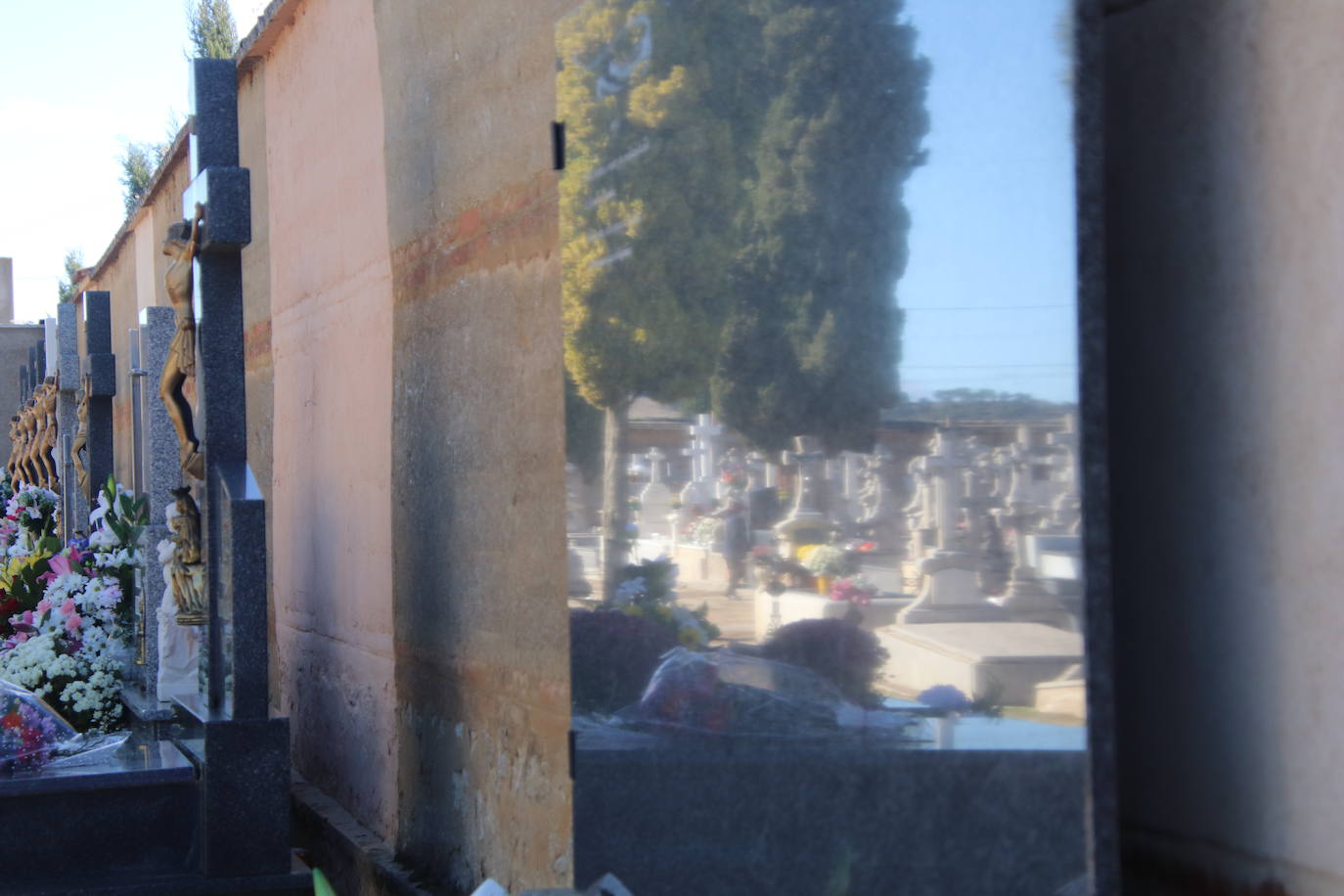 Fotos: El cardenal Carlos Amigo ofrece un responso en el cementerio de Medina de Rioseco