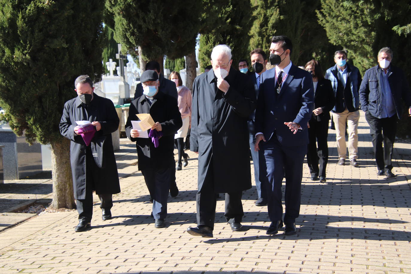 Fotos: El cardenal Carlos Amigo ofrece un responso en el cementerio de Medina de Rioseco