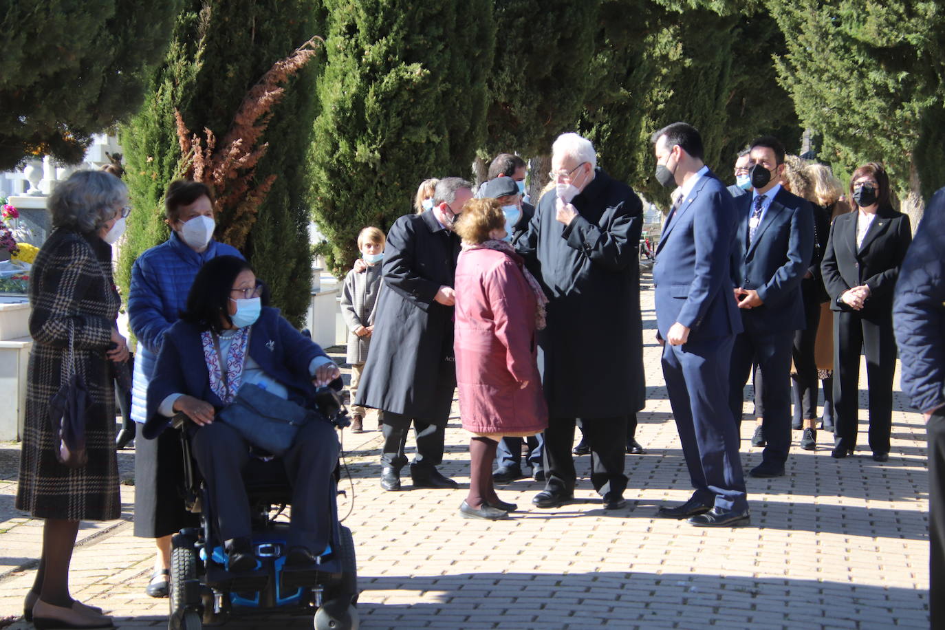 Fotos: El cardenal Carlos Amigo ofrece un responso en el cementerio de Medina de Rioseco