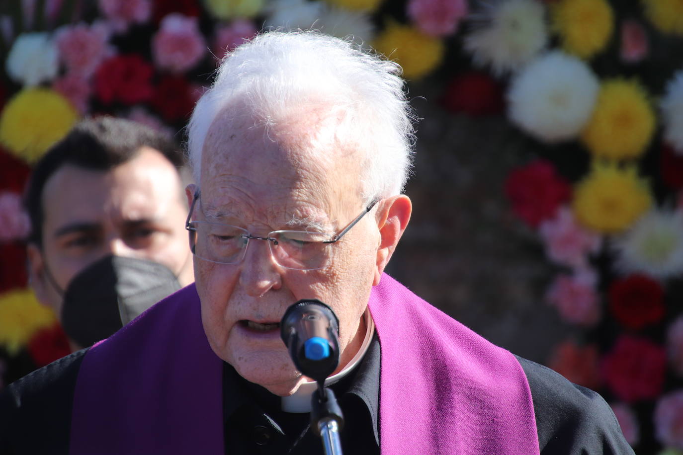 Fotos: El cardenal Carlos Amigo ofrece un responso en el cementerio de Medina de Rioseco