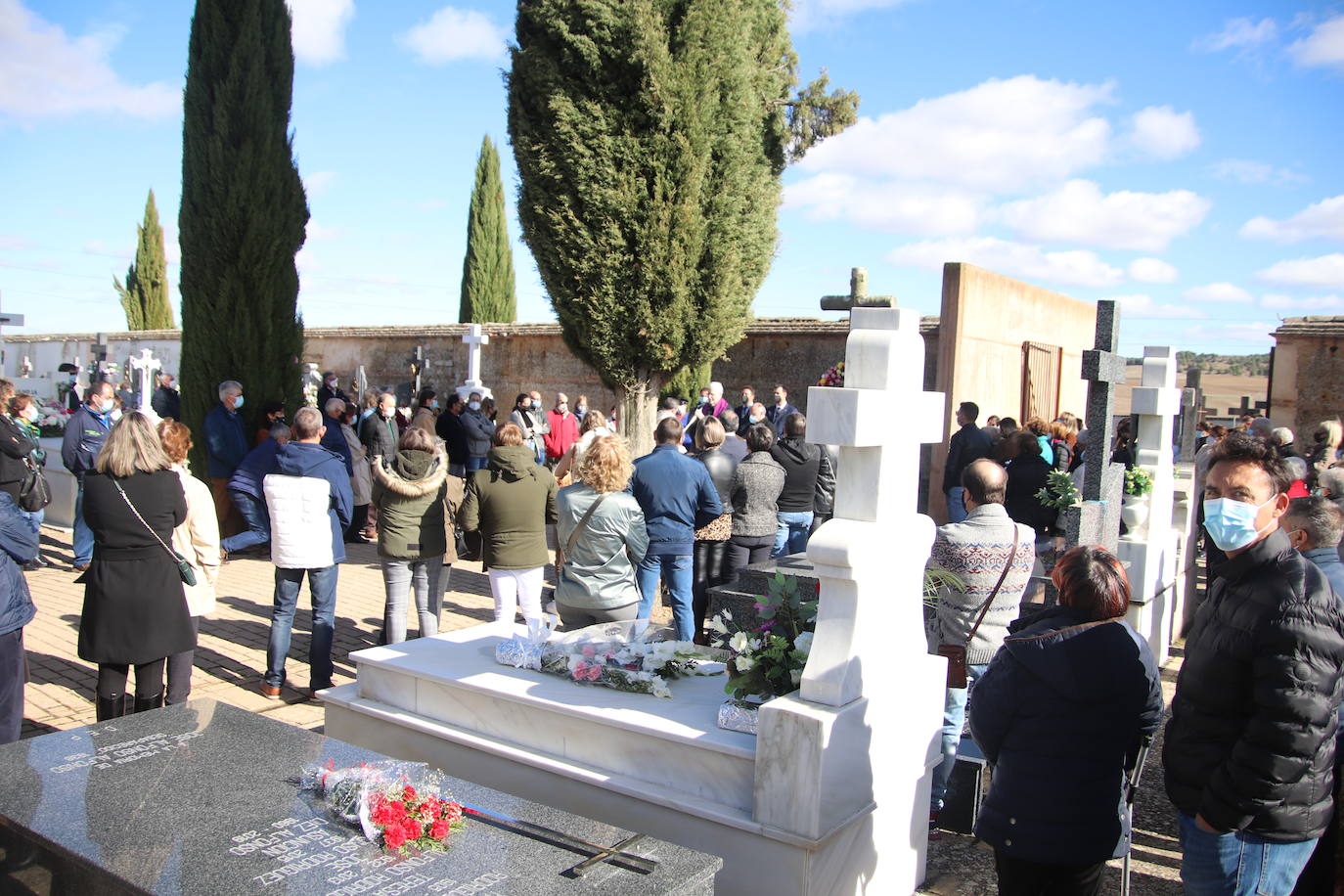 Fotos: El cardenal Carlos Amigo ofrece un responso en el cementerio de Medina de Rioseco