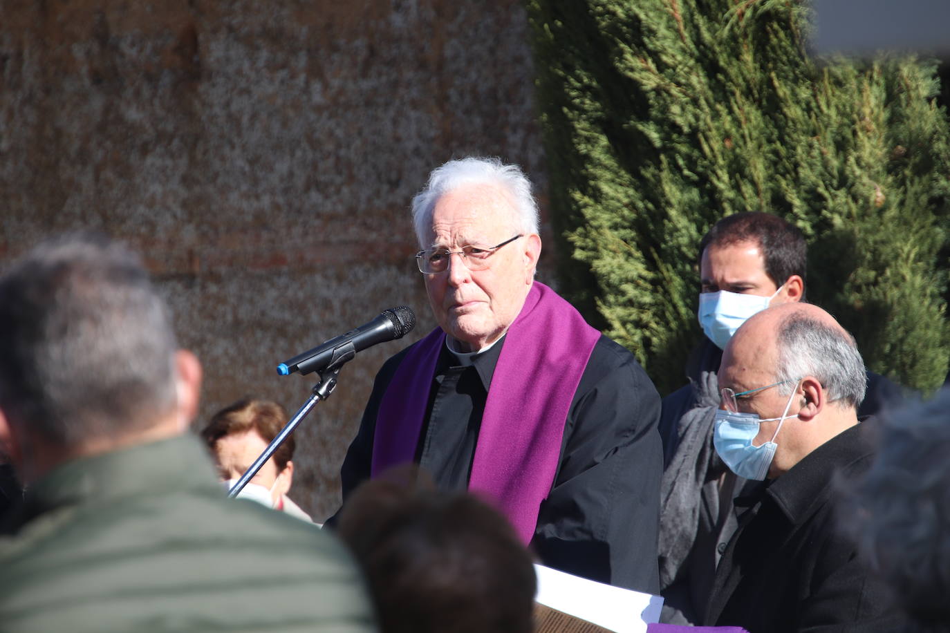 Fotos: El cardenal Carlos Amigo ofrece un responso en el cementerio de Medina de Rioseco