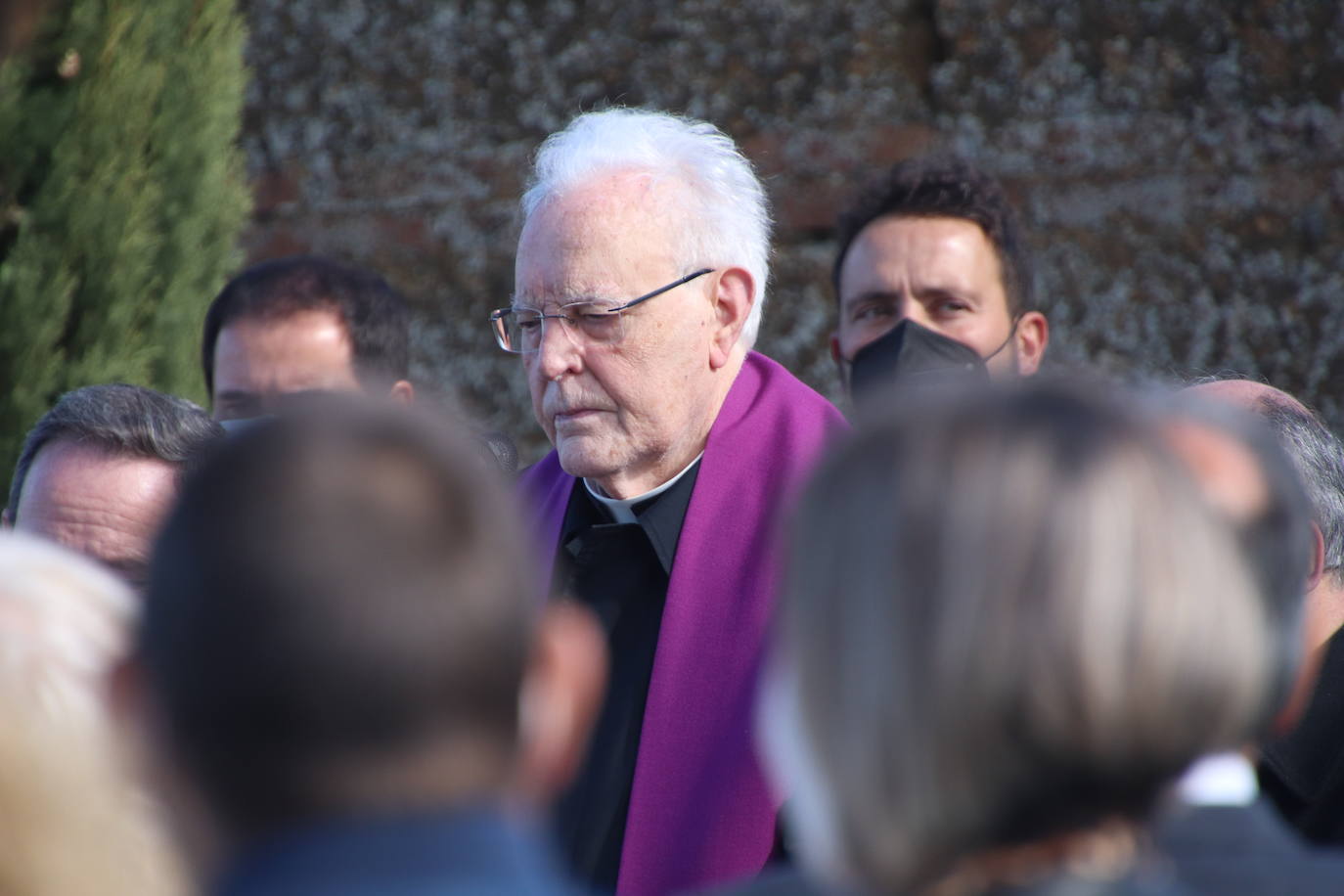 Fotos: El cardenal Carlos Amigo ofrece un responso en el cementerio de Medina de Rioseco