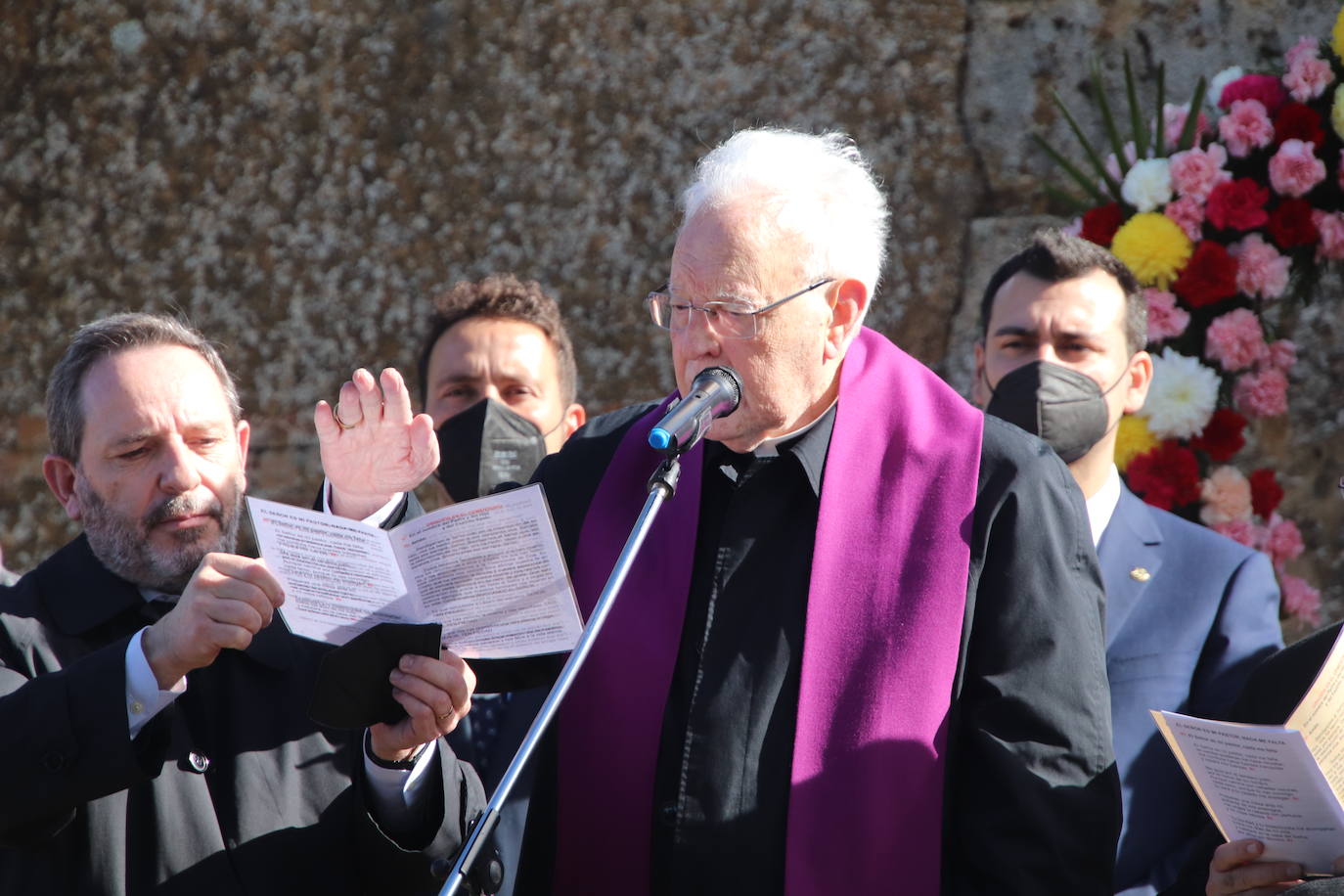 Fotos: El cardenal Carlos Amigo ofrece un responso en el cementerio de Medina de Rioseco