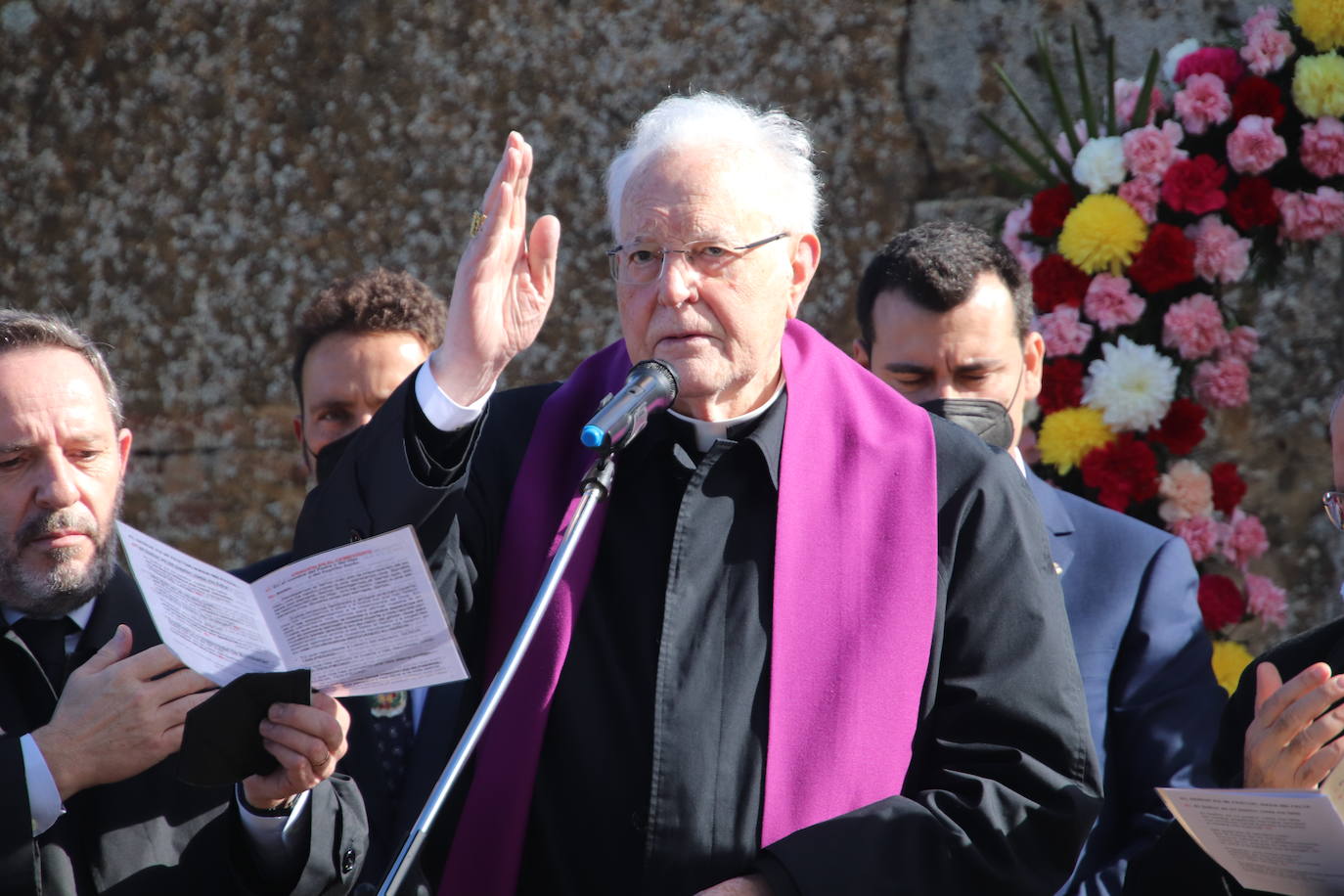 Fotos: El cardenal Carlos Amigo ofrece un responso en el cementerio de Medina de Rioseco