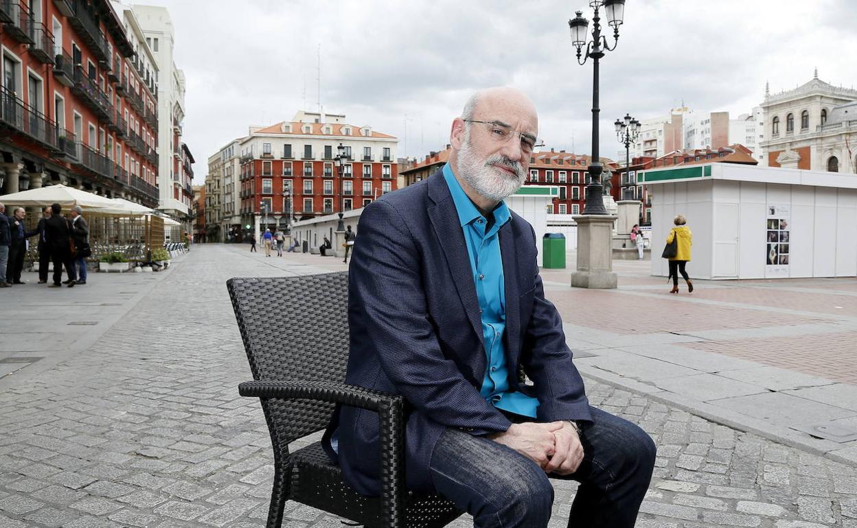 El escritor Fernando Aramburu, en la Plaza Mayor de Valladolid, en 2017. 