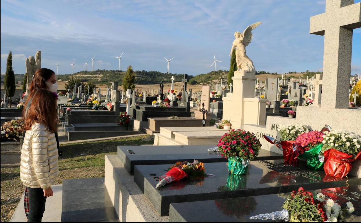 Dos niñas en el cementerio de Baltanás.