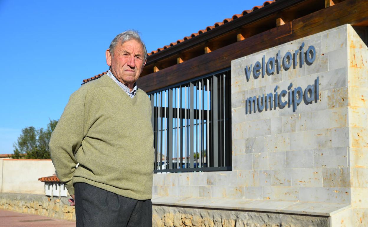 El alcalde, Víctor González, frente al velatorio municipal. 