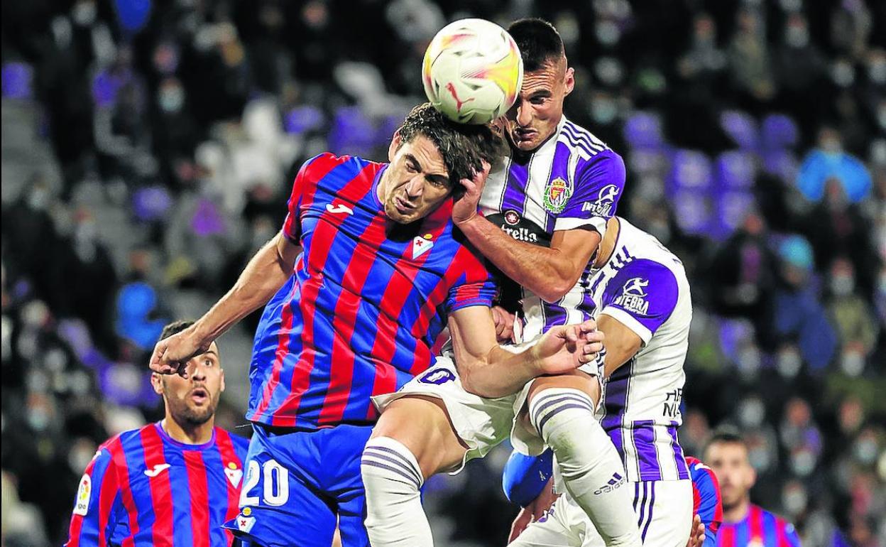 Fede San Emeterio cabecea con potencia el balón en una disputa aérea contra el delantero armero